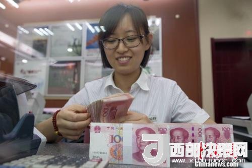 7月5日，山西太原一銀行工作人員正在清點貨幣。人民幣對美元匯率中間價在經(jīng)歷了過去11個交易中的10次下調(diào)后終于迎來大漲。5日，中國外匯交易中心公布人民幣對美元匯率中間價報6.6180，較前一交易日大幅上調(diào)415個基點，創(chuàng)下自2017年10月11日以來的最大升幅。<a target='_blank' >中新社</a>記者 張云 攝