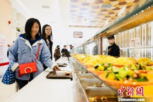 　資料圖：消費(fèi)者在餐廳就餐。　樸峰 攝