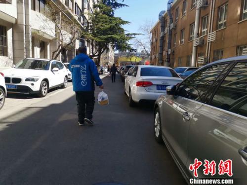 圖為餓了么配送員正在送餐。 謝藝觀 攝