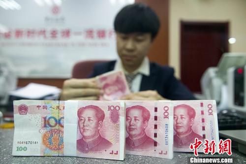 11月5日，人民幣中間價(jià)漲勢(shì)延續(xù)。中國(guó)外匯交易中心報(bào)人民幣對(duì)美元匯率中間價(jià)為6.8976，較前一交易日大幅上調(diào)395個(gè)基點(diǎn)，重新返回6.8區(qū)間，創(chuàng)下近一個(gè)月以來(lái)的最高值。圖為11月1日，山西太原一銀行工作人員正在清點(diǎn)貨幣。<a target='_blank'  data-cke-saved- ><p  align=
