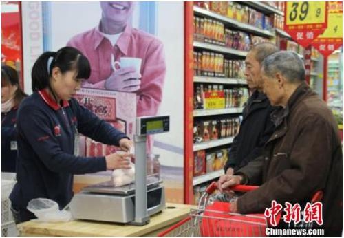 資料圖：在保定市北市區(qū)一家大型超市內(nèi)，促銷員正在為購(gòu)買雞蛋的市民稱量、打包。李芳華 攝