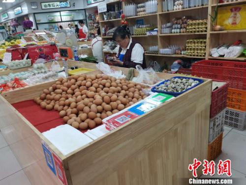 圖為菜市場(chǎng)里賣的雞蛋。 謝藝觀 攝