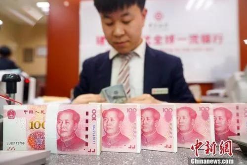 資料圖：一銀行工作人員清點貨幣。<a target='_blank'  data-cke-saved- >中新社</a>記者 張云 攝 