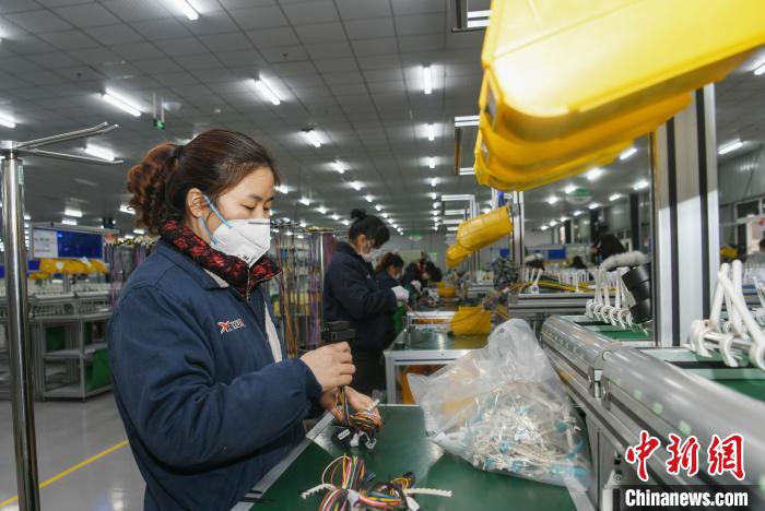 工人戴著口罩搶抓生產(chǎn)。　康建林 攝
