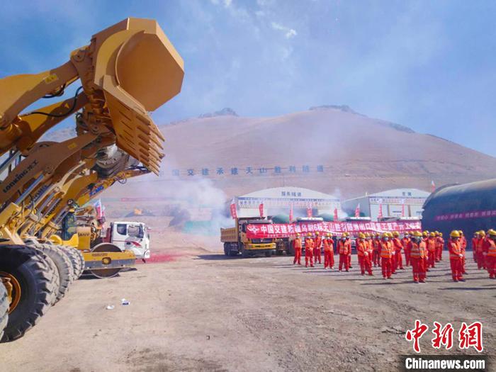 備受國(guó)內(nèi)外關(guān)注的G0711線烏魯木齊至尉犁高速公路建設(shè)項(xiàng)目天山勝利隧道復(fù)工“進(jìn)行時(shí)”。　陳劍飛 攝
