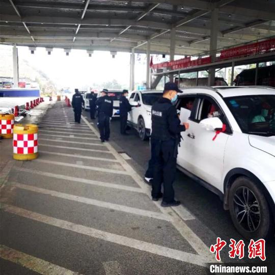 圖為云南一邊境檢查站防控疫情同時(shí)嚴(yán)防境外毒品滲透?！≡颇鲜」矎d供圖 攝