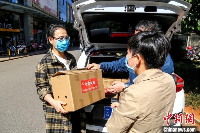 圖為昆明支援湖北醫(yī)護人員家庭收到“暖心蔬菜”。云南省委統(tǒng)戰(zhàn)部供圖