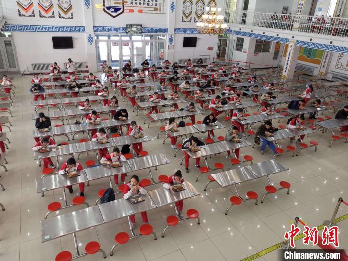 圖為學(xué)生們?cè)谑程镁筒?。　烏婭娜 攝