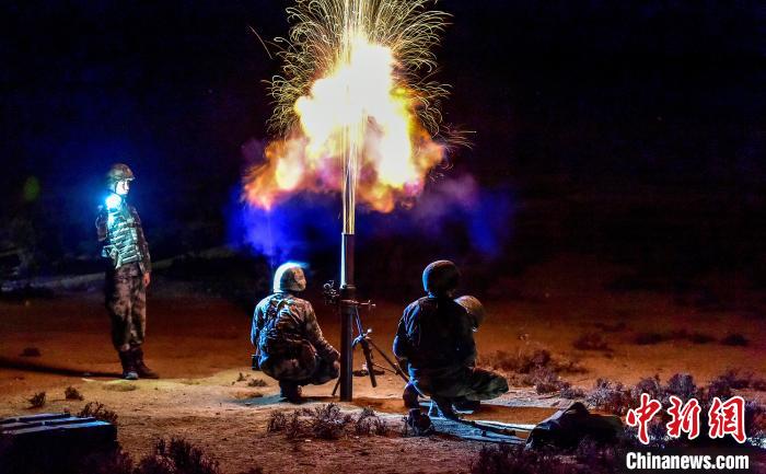 演練中偵察兵在夜間利用迫擊炮摧毀敵輕型裝甲?！」鶘|東 攝