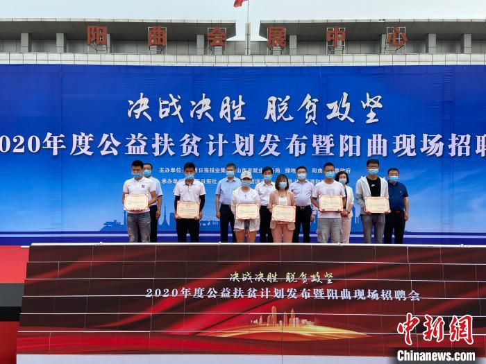 在現(xiàn)場(chǎng)，綠地集團(tuán)與困難就業(yè)群體就業(yè)代表簽署勞務(wù)合同，并為首批6名就業(yè)代表頒發(fā)上崗證書?！∏愊?攝