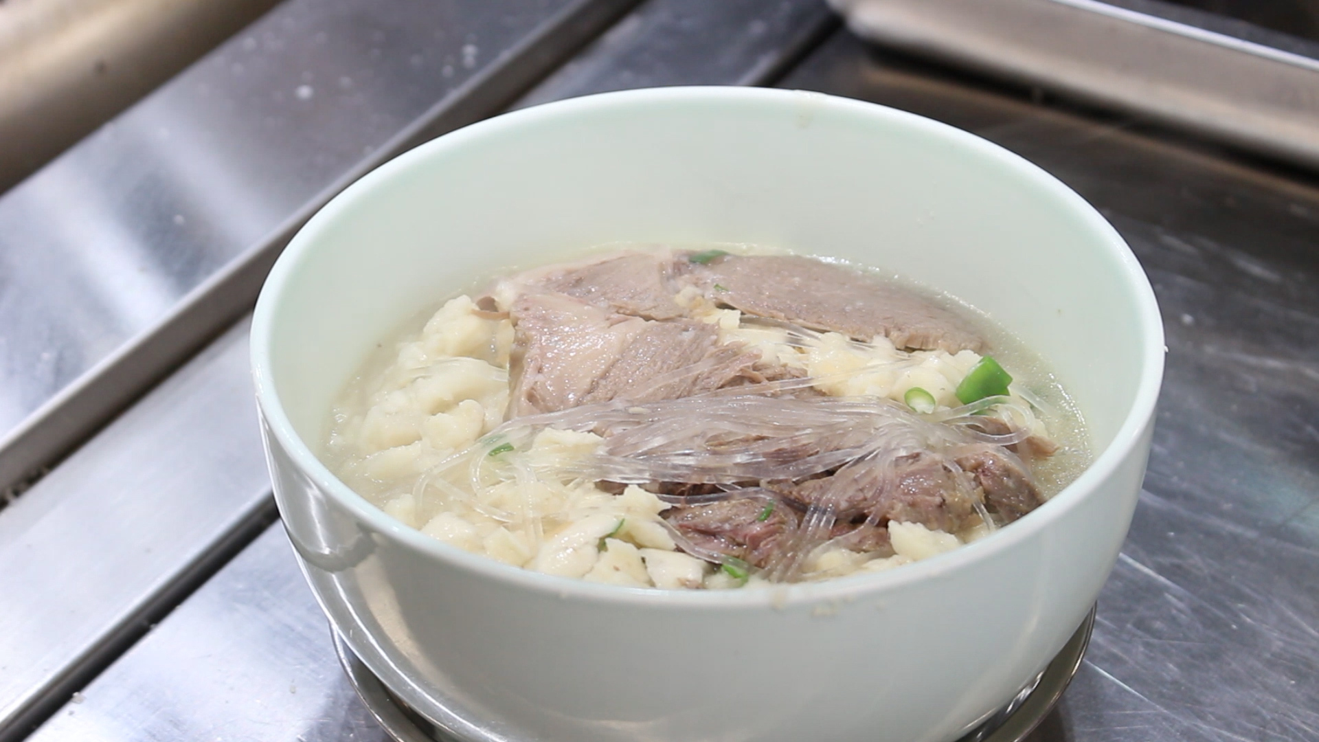 【陜菜大師和他們的拿手菜】烏平：“知足者常樂(lè)，食客愛吃我做的牛羊肉泡饃，就是我最大的滿足”_fororder_圖片8